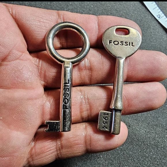 Lot Of 2 Fossil Silver Tone Key Fob Bag Charm Hangtags Key Chains 2 Inch Long - Picture 1 of 4